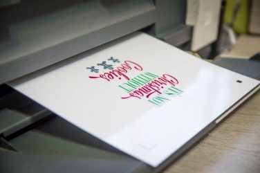 ¿Cómo se imprime en papel adhesivo?