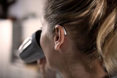 Diferencia entre implante coclear y audífono